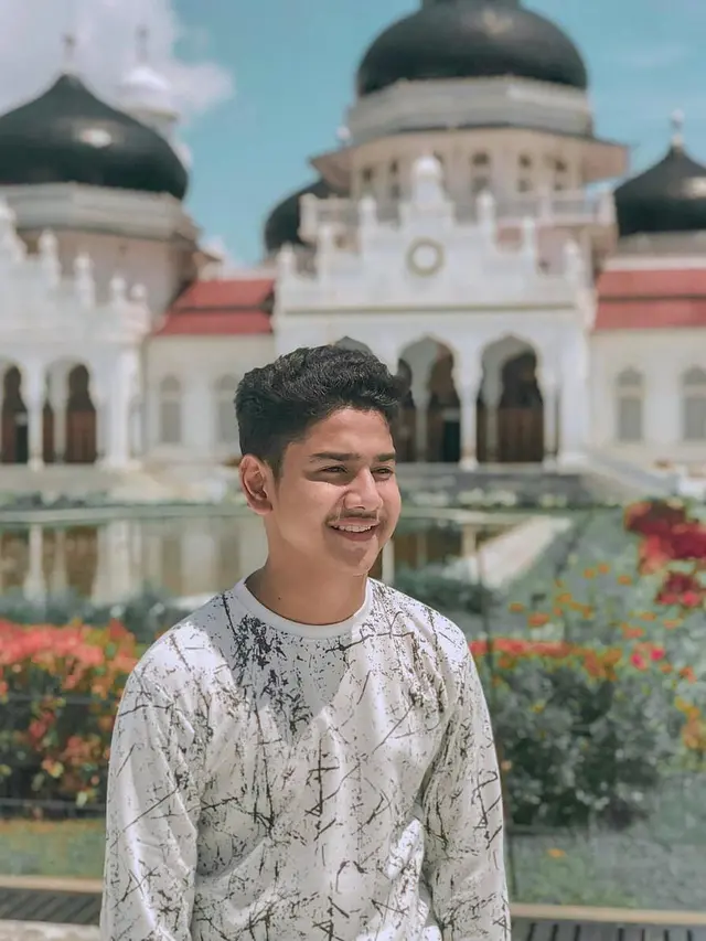 Cover Lagu Aisyah Istri Rasulullah, Ini 6 Potret Syakir Daulay yang Curi Perhatian