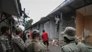 Petugas Satpol PP melihat pembongkaran kios di sepanjang Jalan Jatibaru X, Tanah Abang, Jakarta, Minggu (3/5/2015). Pembongkaran dilakukan karena kios tersebut menutupi saluran air sehingga menyebabkan saluran air mampet. (Liputan6.com/Faizal Fanani)