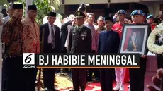 Usai menjalani proses serah terima dari keluarga ke pemerintah, jenazah BJ Habibie diberangkatkan ke Taman Makam Pahlawan (TMP) Kalibata, Jakarta Selatan untuk dimakamkan.