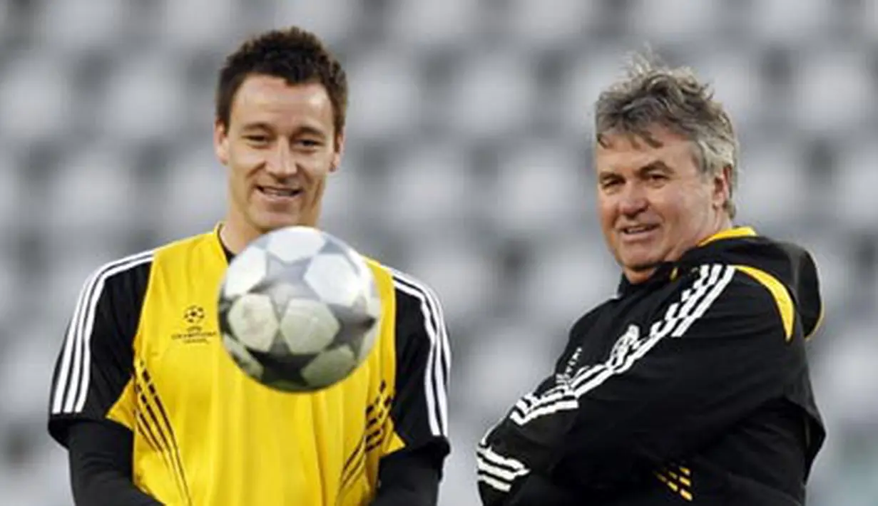 Chelsea&#039;s Manager Guus Hiddink with John Terry during the team training session on the eve of the Champions League match between Juventus and Chelsea at Olympic Stadium in Turin on March 9, 2009. AFP PHOTO/Adrian Dennis