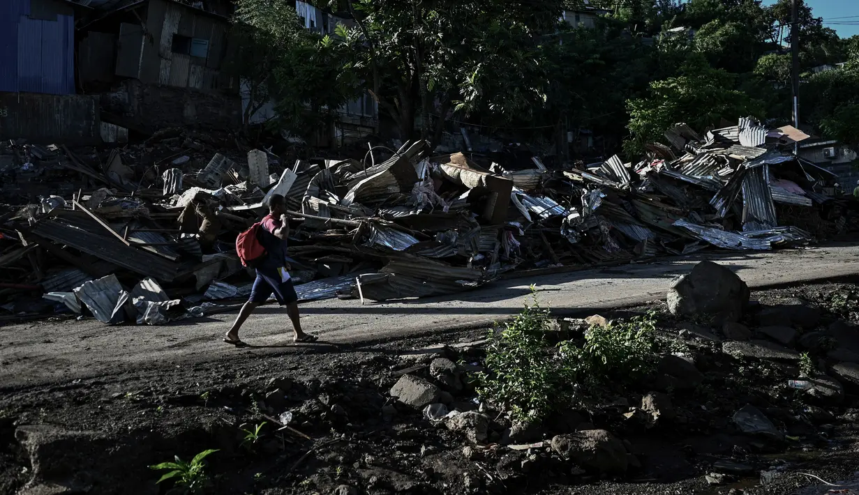Pihak berwenang di Mayotte mulai membongkar rumah-rumah di daerah kumuh yang luas dalam operasi melawan perumahan di bawah standar dan migrasi ilegal. (AFP/PHILIPPE LOPEZ)