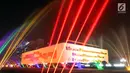 Pemandangan Gedung MPR/DPR/DPD berhias lampu warna-warni yang diletakan di bawah kolam air mancur, Jakarta, Rabu (18/7). Lampu warna-warni ini juga untuk menyambut Asian Games 2018. (Lipputan6.com/JohanTallo)