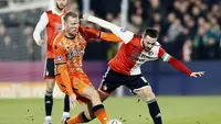Pemain FC Voledam, Henk Veerman, berebut bola dengan pemain Feyenoord, Orkun Kokcu, pada laga di Rotterdam, 12 Maret 2023. (Pieter Stam de Jonge/ANP/ AFP)