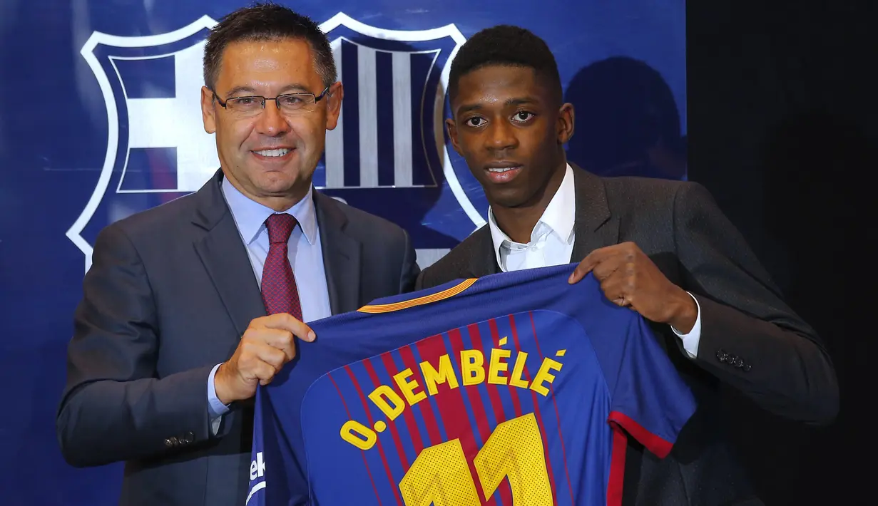 Ousmane Dembele berfoto menggunakan jersey tim dengan Presiden FC Barcelona, Josep Maria Bartomeu di Camp Nou stadium, Barcelona, (27/8/2017). Barcelona menebus Ousmane Dembele sebesar Rp. 2,3 triliun dari Dortmund. (AP/Manu Fernandez)