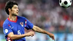 Croatian defender Vedran Corluka eyes a ball during the Euro 2008 Championships quarter-final football match Croatia vs. Turkey on June 20, 2008 at Ernst Happel Stadium in Vienna. AFP PHOTO / DDP - RONNY HARTMANN