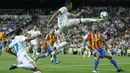 Aksi pemain Real Madrid, Casemiro melakukan tembakan dengan melompat saat melawan Valencia pada lanjutan La Liga Spanyol di Santiago Bernabeu stadium, Madrid, (27/8/2017). Real ditahan Imbang 2-2. (AP/Francisco Seco)