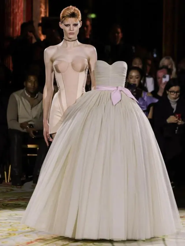 Viktor & Rolf Tampilkan Koleksi Gaun Terbalik di Paris Haute Couture Week 2023