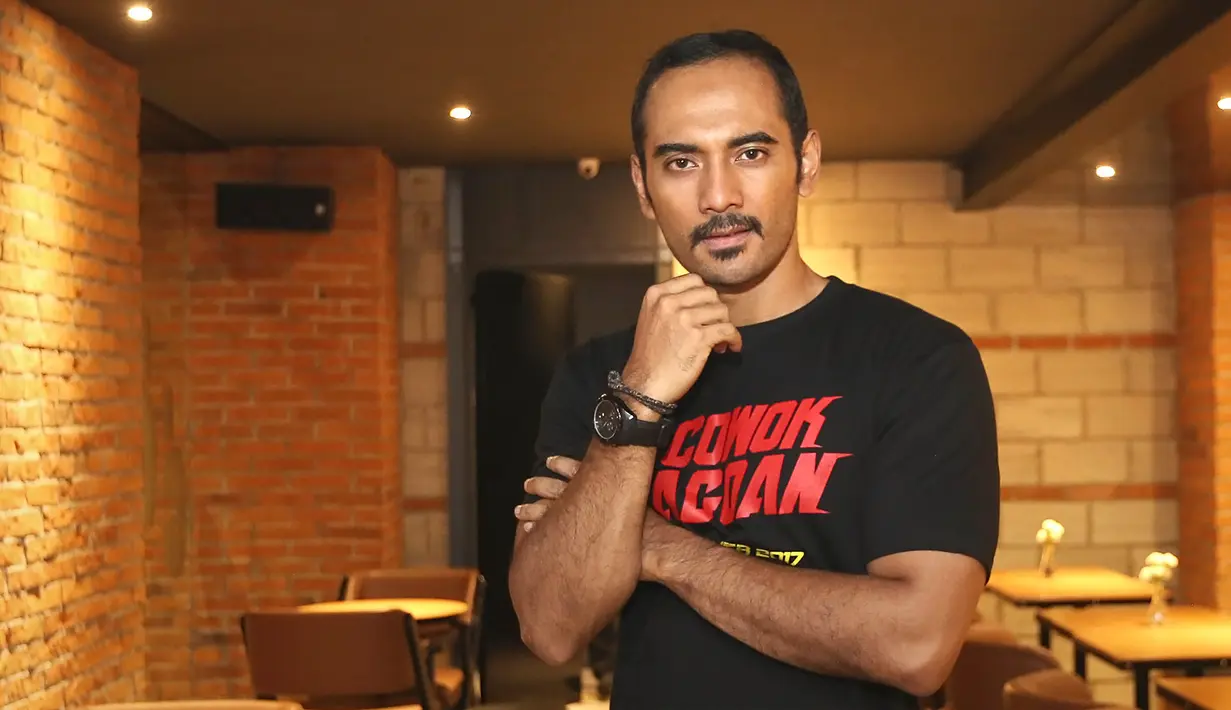 Satu karakter lain yang menarik dalam film 5 Cowok Jagoan adalah Yanto yang dimainkan oleh Ario Bayu. Menjadi seorang office boy dalam film itu, ia mengaku terkenang masa-masa sulitnya saat masih tinggal di Australia. (Bambang E. Ros/Bintang.com)