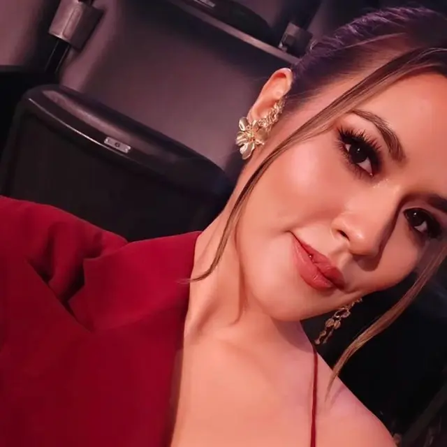 6 Potret Tampilan Stunning Raisa Andriana Hadiri Grammys 2024 dengan Dress Merah Marun dan Glam Makeup