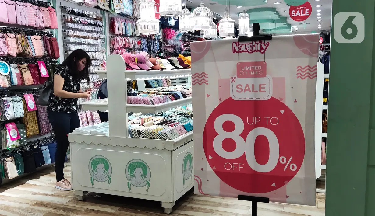 Pengunjung memilih barang di salah satu pusat perbelanjaan di Tangerang, Jumat, (23/10/2020). Deflasi berturut-turut dimulai pada bulan Juli 2020 sebesar 0,10% mom, Agustus sebesar 0,05% mom, dan teranyar September 2020 yang juga mencatat deflasi 0,05% mom. (Liputan6.com/Angga Yuniar)