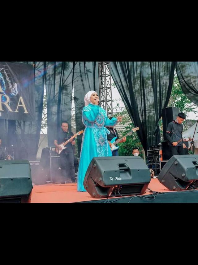 6 Potret Ikke Nurjanah Manggung di Acara Hajatan Pernikahan, Tampil Sederhana