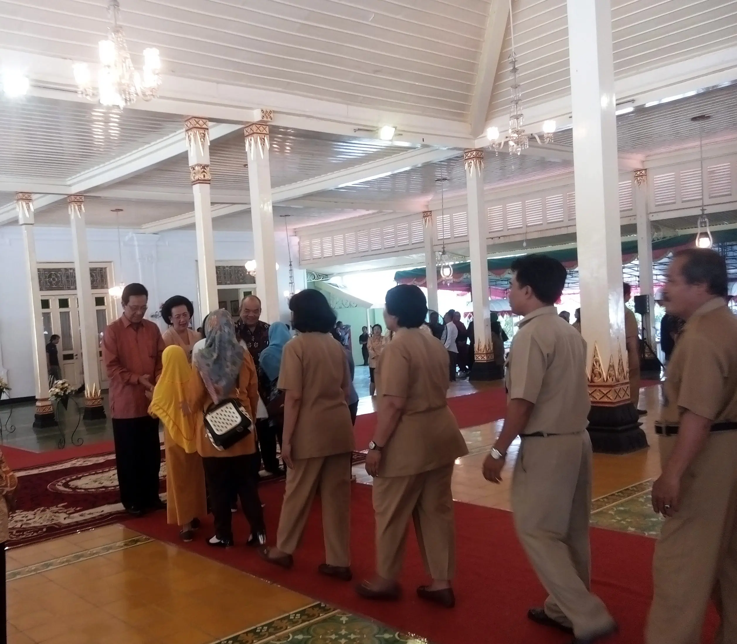 Gubernur DIY Sri Sultan HB X menggelar open house syawalan di Bangsal Kepatihan, Jalan Malioboro, Kota Yogyakarta. (/Yanuar H)