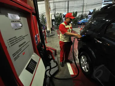 Petugas mengisi bahan bakar minyak di salah satu SPBU di Jakarta, Rabu (24/12/2014), (Liputan6.com/Miftahul Hayat)