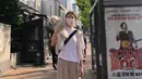 Momen saat Lee Sung Kyung mengajak anjing peliharaannya berjalan-jalan. Ketika pergi keluar rumah pun aktris cantik tersebut hanya mengenakan atasan kaos berwarna putih dengan jaket yang disampirkan pada bahunya dan celana santai berwarna kalem. (Instagram/@heybiblee)