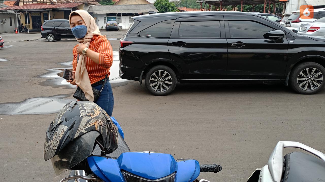 Korban jambret saat melapor di Polresta Serkot. (Kamis, 02/11/2023). (Yandhi Deslatama/Liputan6.com)