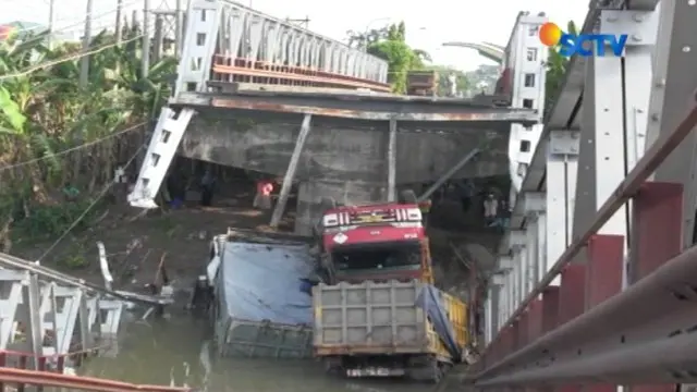 Jembatan Widang, penghubung Lamongan dengan Tuban yang ambruk, kini masih jadi tontonan warga. tiga truk yang ikut terperosok ke Sungai Bengawan Solo, belum dievakuasi.