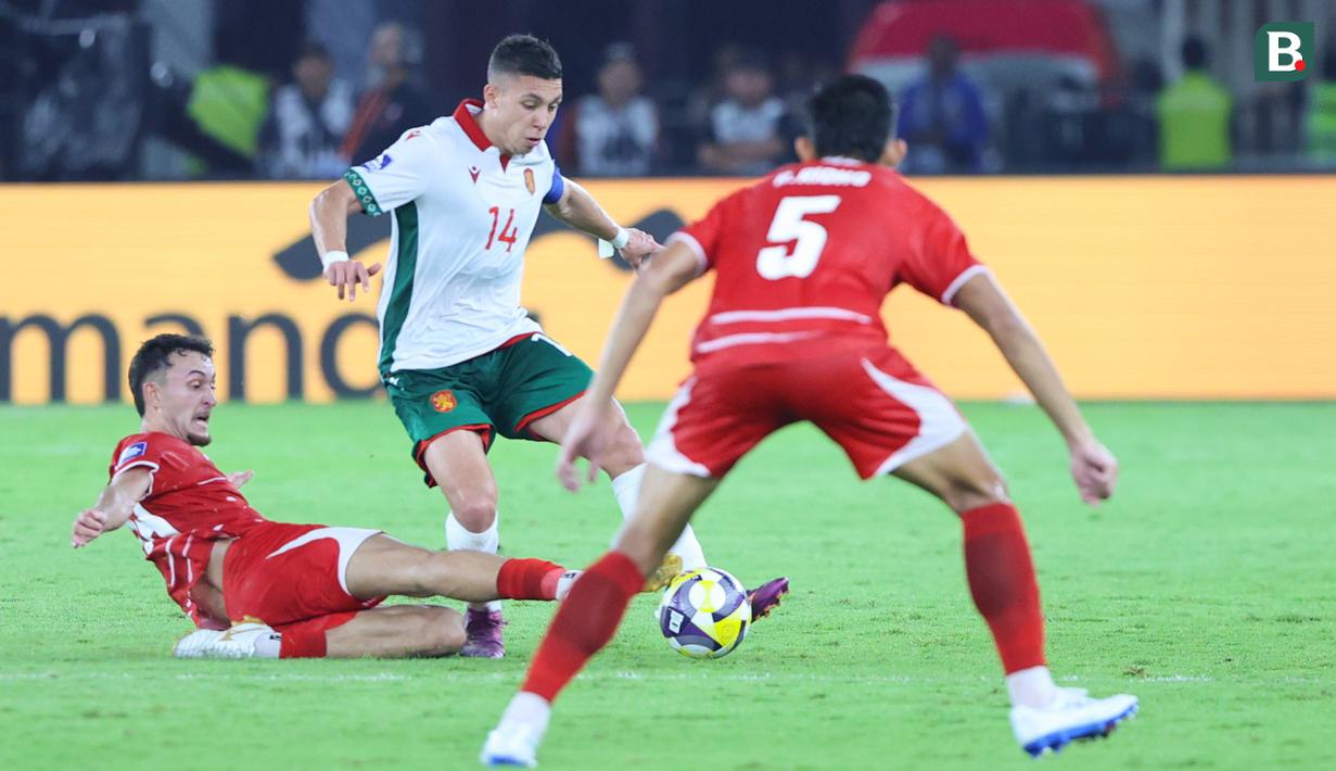 Pemain Timnas Indonesia, Ivar Jenner, berusaha mengahalau pemain Bulgaria, Filip Krastev, dalam laga final FIFA Series 2026 di Stadion Utama Gelora Bung Karno (SUGK), Senayan, Jakarta, Senin (30/03/2026). (Bola.com/M Iqbal Ichsan)