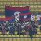 Para suporter memberikan dukungan kepada Laos yang bertanding melawan Hongkong pada laga Grup A Asian Games di Stadion Patriot, Jawa Barat, Jumat (10/8/2018). Hongkong menang 3-1 atas Laos. (Bola.com/Vitalis Yogi Trisna)