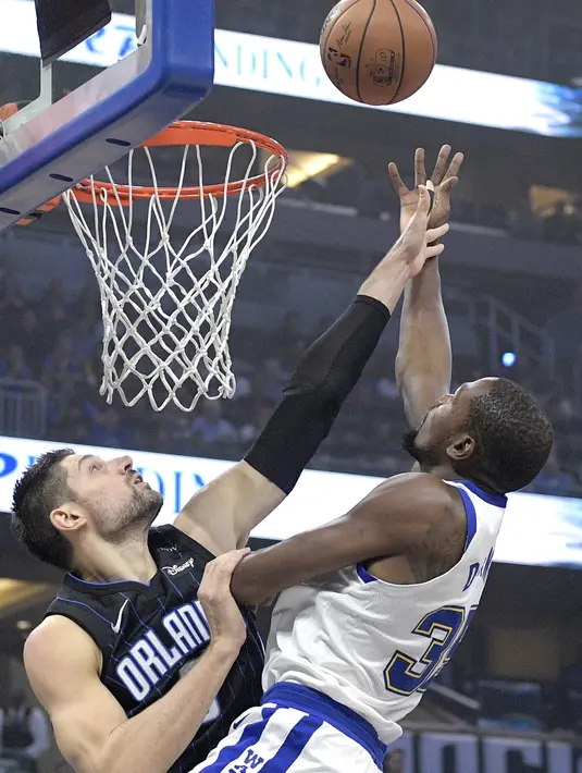 Pebasket Golden State Warriors, Kevin Durant, berusaha memasukan bola saat melawan Orlando Magic pada laga NBA di Stadion Amway Center, Sabtu (2/12/2017). Warriors menang 133-113 atas Magic. (AP/Phelan M. Ebenhack)
