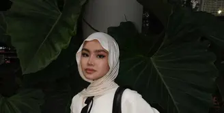 Dalam keseharian, Sashfir kerap menggunakan pashmina simple tanpa banyak jarum. [@sashfir].