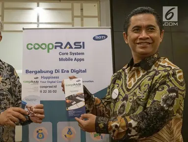 Chairman MIS Group Tedy Agustiansjah (kiri) dan CIO Multi Inti Sarana Group dan CEO Multi Inti Digital Bisnis (MDB) Subhan Novianda menunjukkan aplikasi coopRASI dan core system untuk koperasi digital di Purwokerto, Jateng, Kamis (11/7/2019). (Liputan6.com/HO/Tino)