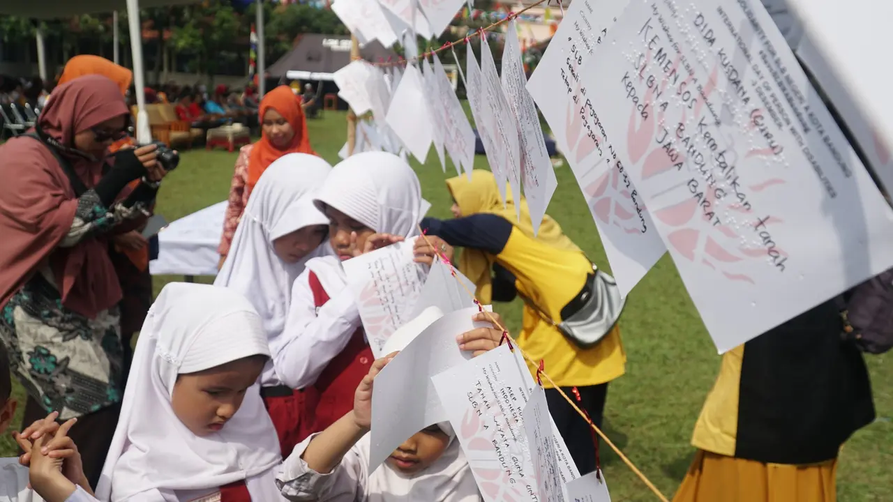Siswa SD membaca braille