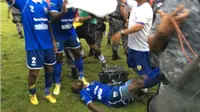Pemain Nacional pingsan setelah ditendang lawan (101greatgoals.com)
