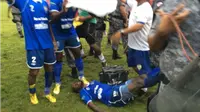 Dikeroyok, Leonardo Pingsan di Lapangan