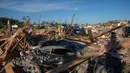 Tornado juga menyebabkan kerusakan pada komunitas lokal dan memutus aliran listrik ke hampir 200.000 rumah. (Allison Joyce/AFP)