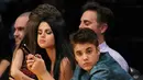 Seperti yang dilansir Daily Mail, Justin dan Selena bersepeda bersama di kawasan Los Angeles pada Rabu (1/11/2017). Kejadian ini menjadi yang ketiga kalinya dalam seminggu terakhir, dan mereka tampak bahagia. (AFP/Harry How)