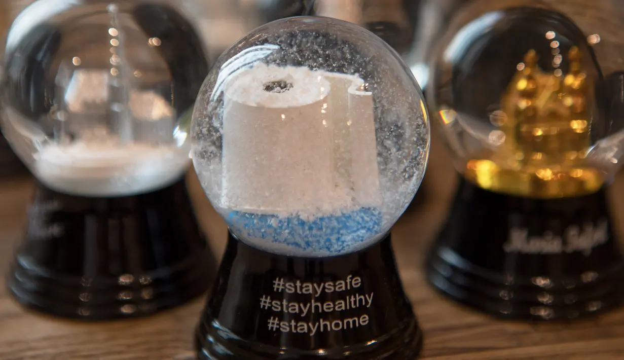 Bola salju berisi gulungan kertas toilet terlihat di perusahaan Original Vienna Snow Globes di Wina, Austria, pada 17 April 2020. Bola salju yang memiliki desain istimewa ini terinspirasi dari panic buying yang sempat melanda pada awal virus corona Covid-19. (ALEX HALADA/AFP)
