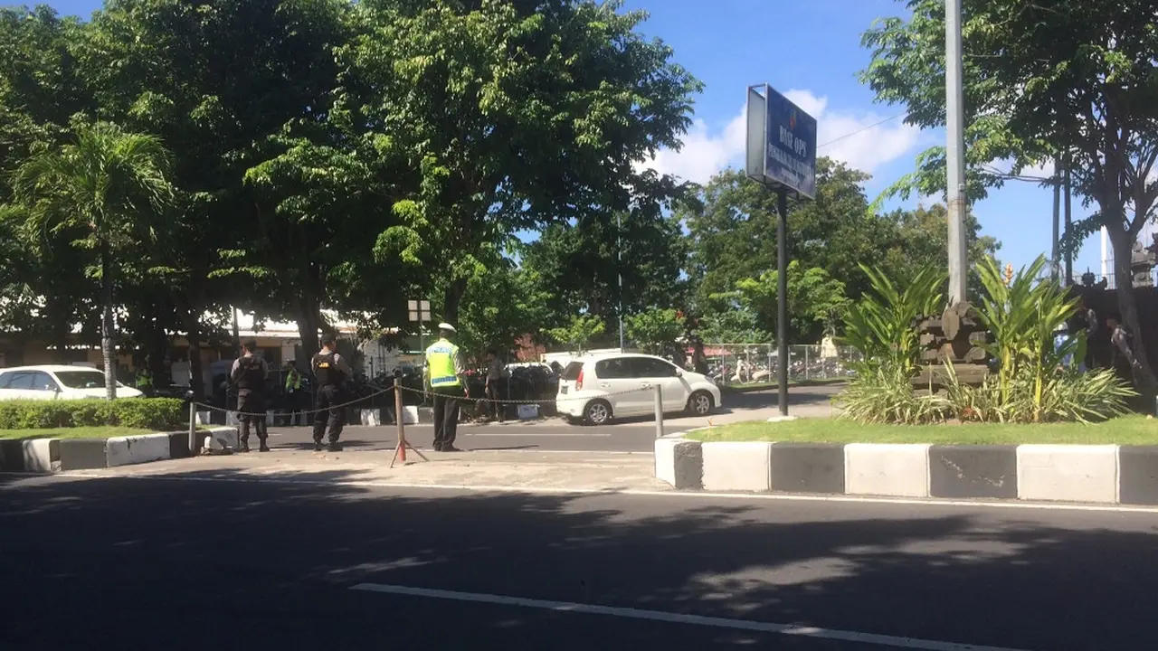Keamanan di sekitar Bandara I Gusti Ngurah Rai diperketat jelang keberangkatan Barack Obama dan keluarga ke Yogyakarta, (Liputan6.com/Andreas Gerry)