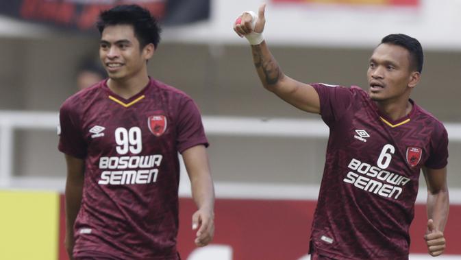 Striker PSM Makassar, Ferdinand Sinaga, melakukan selebrasi usai membobol gawang Lao Toyota FC pada laga Piala AFC 2019 di Stadion Pakansari, Bogor, Rabu (13/3). PSM menang 7-3 atas Lao. (Bola.com/M. Iqbal Ichsan)