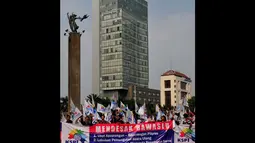  Ratusan massa KSPI di Bundaran HI Jakarta, (22/7/2014), membentangkan spanduk yang berisi tuntutan untuk Komisi Pemilihan Umum (KPU) dan Badan Pengawas Pemilu (Bawaslu). (Liputan6.com/Johan Tallo)