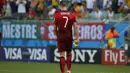 Kapten Tim Portugal, Cristiano Ronaldo, tertunduk lesu usai kalah 0-4 dari Jerman di babak penyisihan Piala Dunia 2014 Grup G di Fonte Nova Arena, Brasil, (16/6/2014). (REUTERS/Jorge Silva)