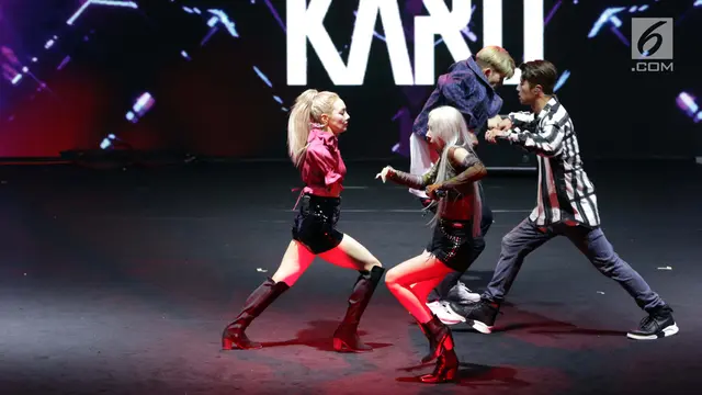 Aksi Panggung KARD Tutup Hari Pertama ON OFF Festival