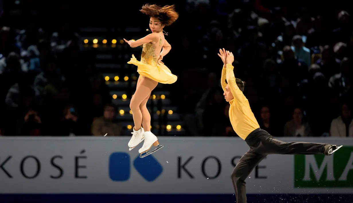 Atlet China, Wenjing Sui dan Cong Han, beraksi dalam Exhibition of Champions Kejuaraan Dunia Figure Skating 2016 di TD Garden, Boston, Massachusetts, AS, (3/4/2016). (AFP/Geoff Robins)