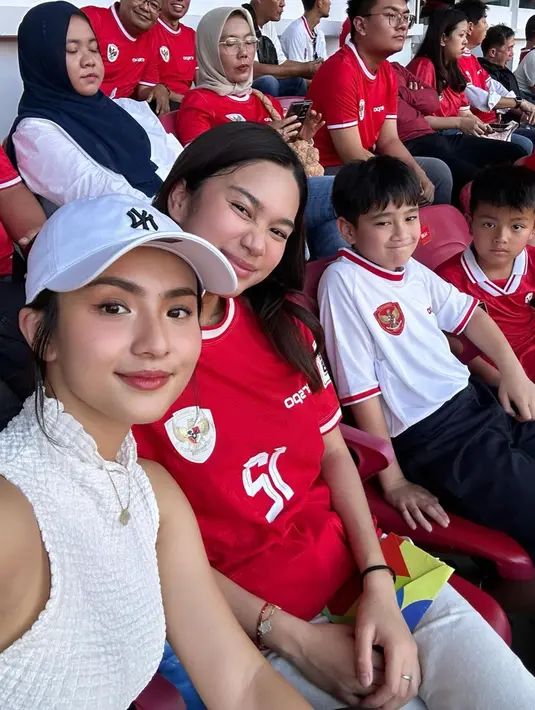 Istri Pratama Arhan, Azizah Salsha turut hadir mengenakan jersey timnas berwarna merah.