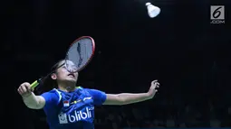 Tunggal putri Indonesia, Gregoria Mariska Tunjung mengembalikan kok ke pebulu tangkis Thailand, Ratchanok Intanon pada 16 besar Indonesia Open 2018 di Istora GBK, Jakarta, Kamis (5/7). Gregoria kalah 21-11, 17-21, 21-14. (Liputan6.com/Helmi Fithriansyah)