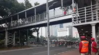 Pendemo bertahan di Patung Kuda, Jakarta Pusat, Selasa (20/10/2020). (Liputan6.com/ Ady Anugrahadi)