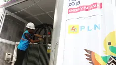 Teknisi mengecek Power Bank dan Mobile UPS penyuplai listrik di Hotel Sultan, Jakarta, (15/2). Pemasangan alat yang disediakan PLN itu untuk penyuplai pasokan listrik acara debat capres dan cawspres  kedua pada Minggu besok. (Liputan6.com/Angga Yuniar)