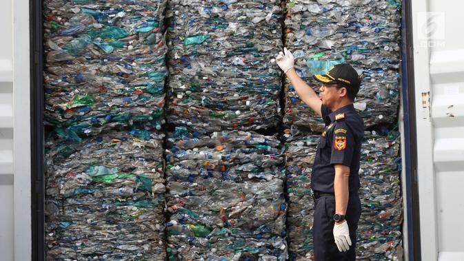 Dirjen Bea Cukai Heru Pambudi menunjukkan kontainer berisi sampah plastik di Tanjung Priok, Jakarta, Rabu (18/9/2019). Bea Cukai bekerja sama dengan KLHK dan kepolisian memulangkan sembilan kontainer berisi 135 ton sampah plastik impor bercampur limbah B3 asal Australia. (/Angga Yuniar)