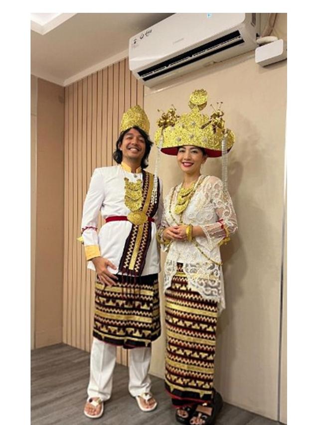 7 Potret Hesti Purwadinata dan Suami Bukber Pakai Baju Adat, Bak Pawai