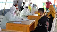 Pengecekan kesehatan warga di perbatasan Riau sebagai antisipasi penyebaran virus corona. (Liputan6.com/M Syukur)