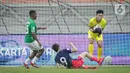 Kiper Indonesia All Stars U-20 menangkap bola yang ditendang pemain Atletico Madrid U-18 Pablo Pozos pada laga ketiga International Youth Championship (IYC) 2021  di Jakarta International Stadium (JIS), Minggu (17/4/2022) malam. Atletico Madrid U-18 menang tipis 2-1. (Liputan6.com/Faizal Fanani)