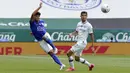 Pemain Leicester City James Justin (kiri) duel dengan pemain Chelsea Christian Pulisic pada putaran keenam Piala FA di King Power Stadium, Leicester, Inggris, Minggu (28/6/2020). Chelsea melaju ke semifinal Piala FA usai menaklukkan Leicester City 1-0. (Tim Keeton/Pool via AP)