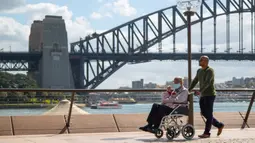 Sejumlah wisatawan terlihat di dekat Sydney Harbour Bridge di Sydney, Australia, pada 1 September 2020. Sektor pariwisata di Australia terdampak parah oleh pandemi COVID-19. (Xinhua/Hu Jingchen)