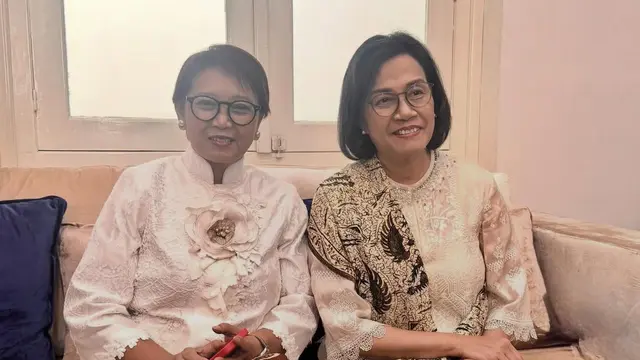 Sri Mulyani dan Retno Marsudi kompak kebaya putih saat hadir di wisuda putranya. [@smindrawati]