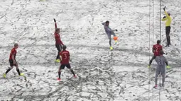 Bek Minnesota United, Francisco Calvo, berusaha membobol gawang Atalanta United. Salju tebal tidak menjadi penghalang bagi kedua tim untuk membangun serangan, terbukti tujuh gol tercipta pada laga tersebut. (AP/Jeff Wheeler)