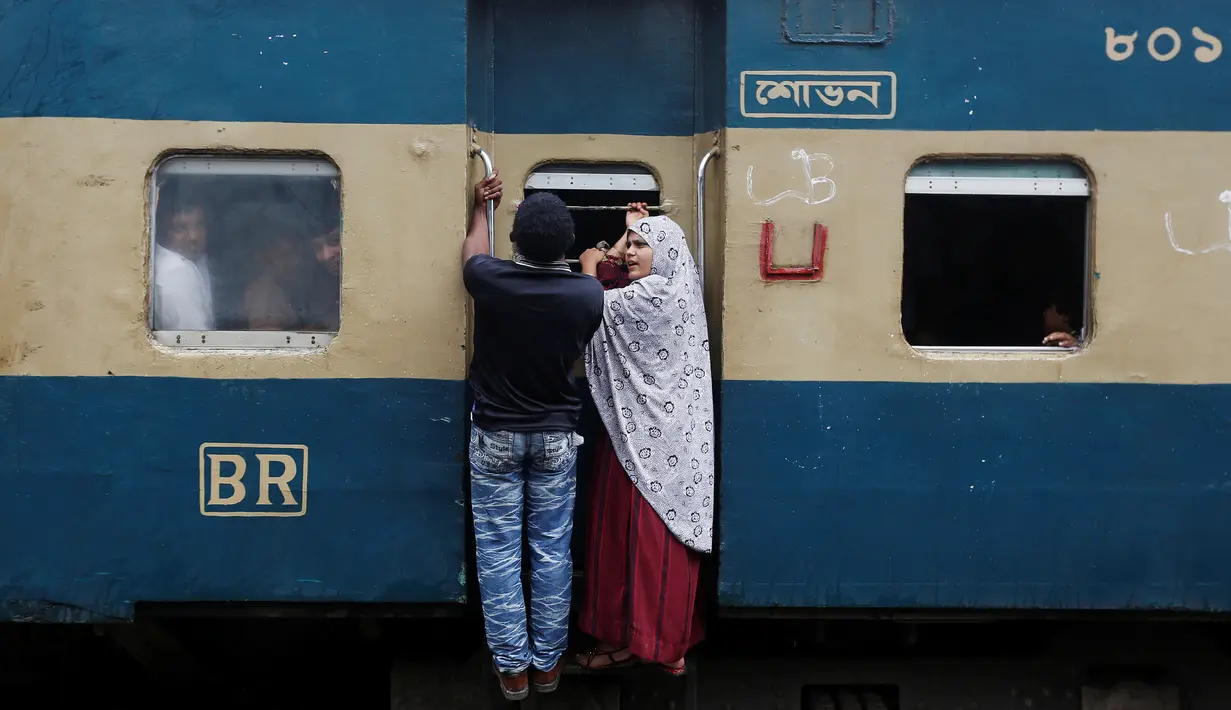 Warga hanya berpegang pada rangkaian kereta untuk mudik di sebuah stasiun, Dhaka, Bangladesh, (5/7).Mudik ke kampung halaman setiap Hari Raya Idul Fitri menjadi tradisi warga muslim di Bangladesh. (REUTERS / Adnan Abidi)